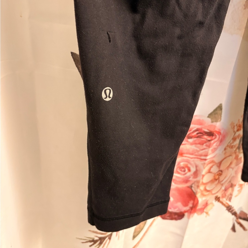 Size 6 Black Jogger capris - Picture 4 of 7